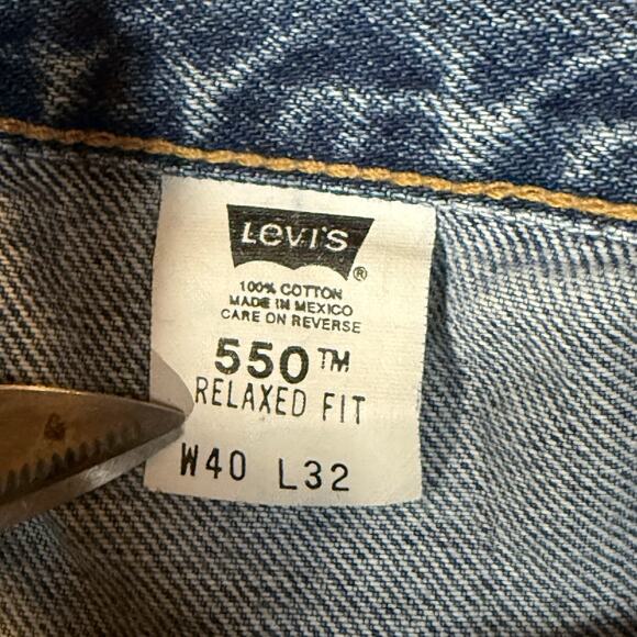 Vintage Levi's Men's 550 Relaxed Fit Jeans Mens W40 L32 Blue Denim Distressed - Picture 9 of 10